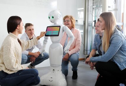 Roboter und Studierende