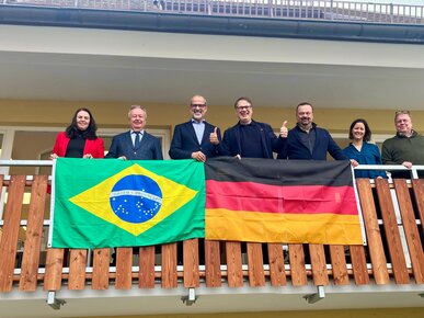 Teilnehmer und Flagge