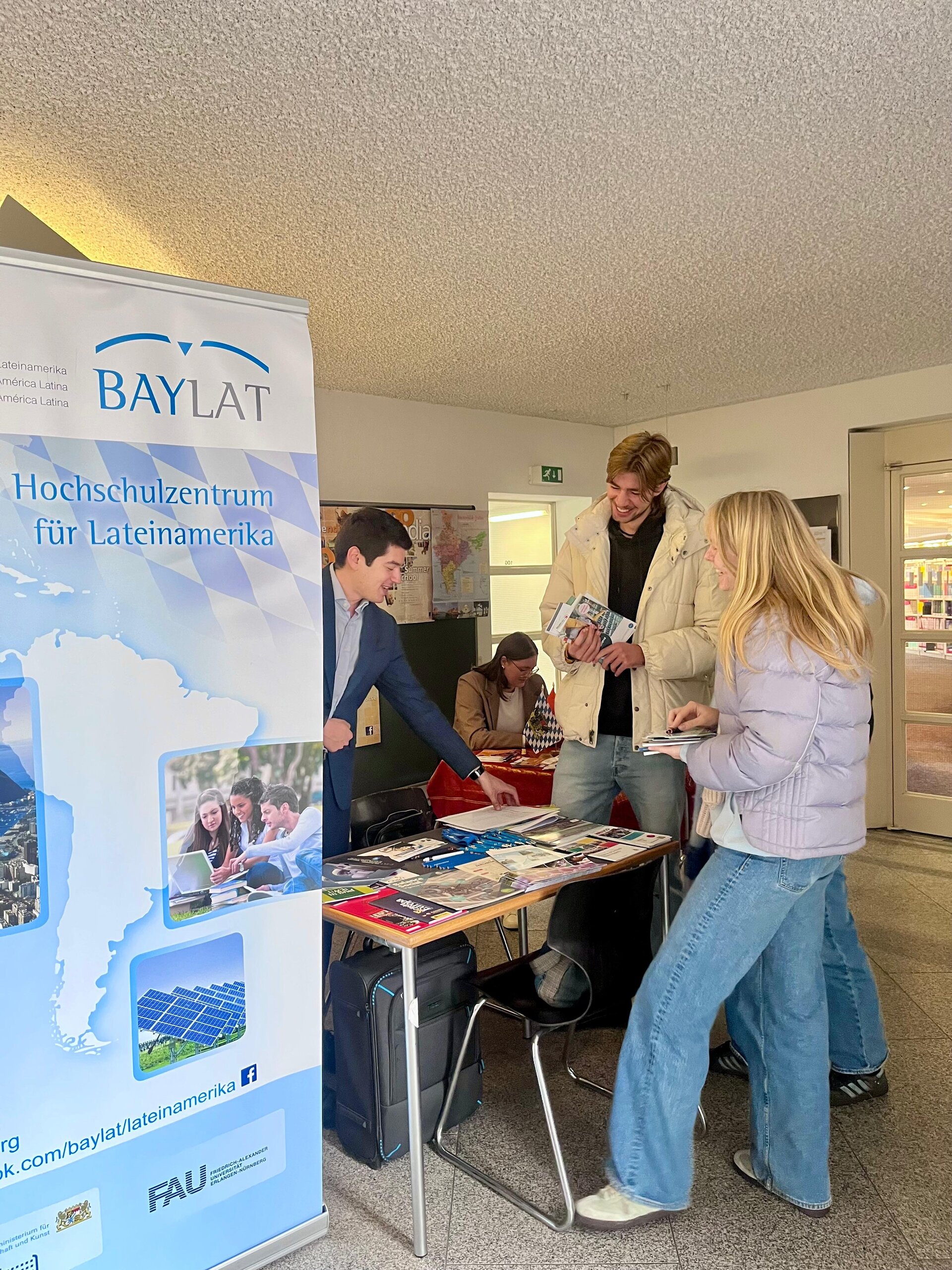 Ricardo und Studierende - BAYLAT Stand